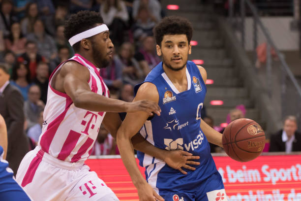 他在接受采 他在接受采